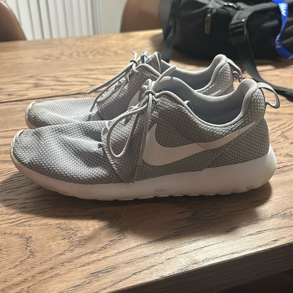 Nike women’s Roshie sneakers
